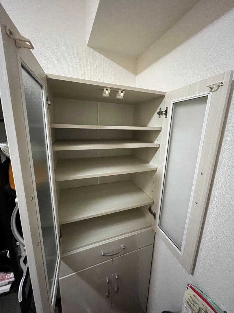 キッチンキャビネット　シルバー 木製 食器棚 ガラス扉