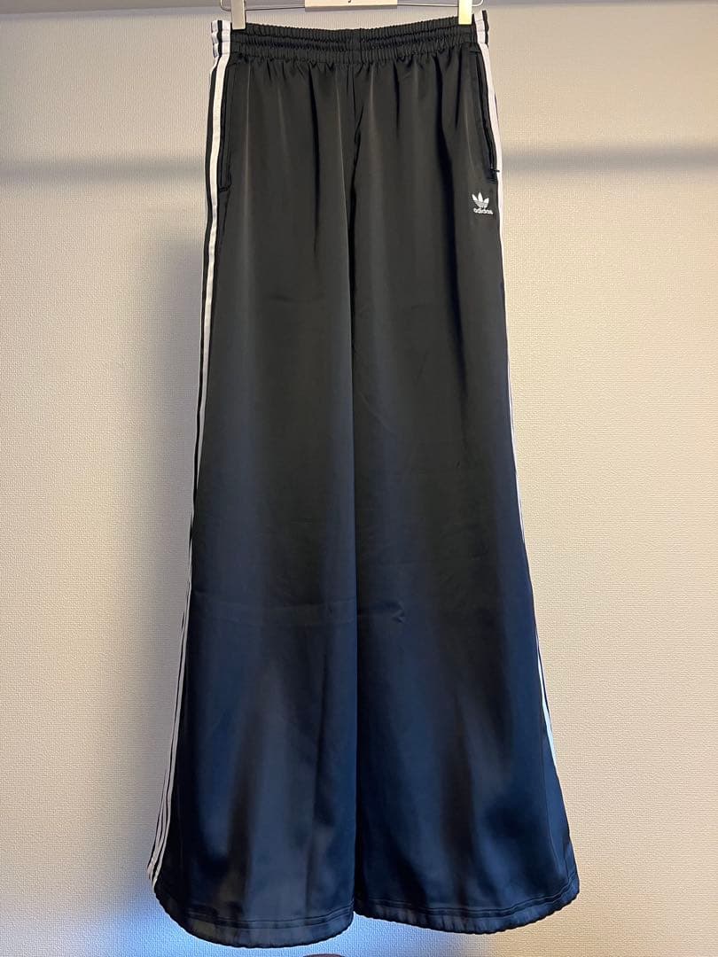 adidas originals アディダス　サテンワイドレッグトラックパンツ