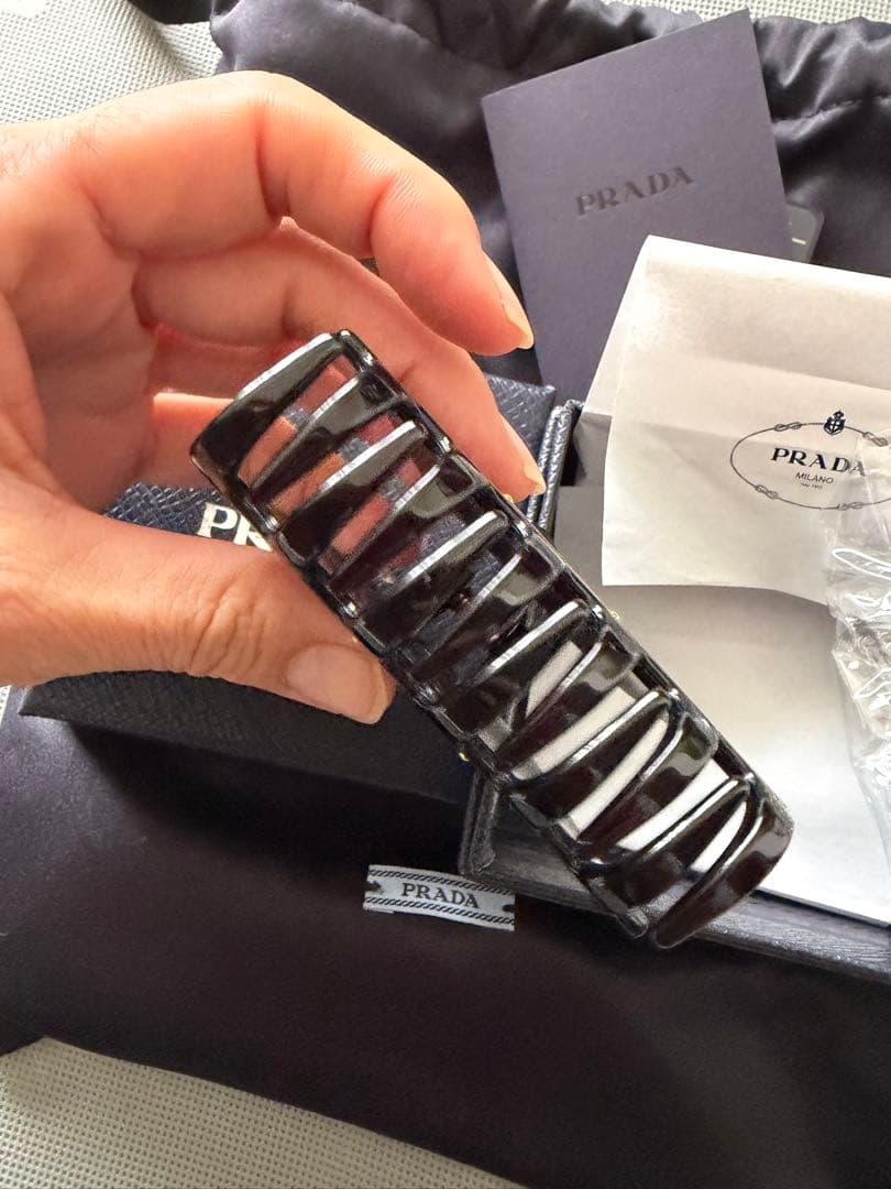 【新品同様美品❣️】2025/9月購入❣️PRADA ヘアクリップ