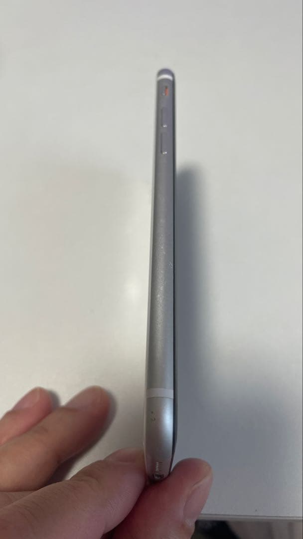 Apple iPhone se 第2世代　ホワイト 本体