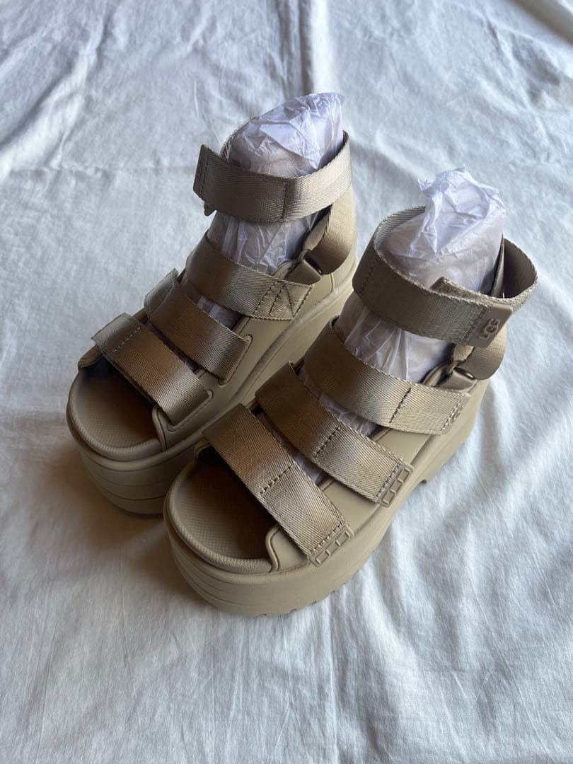 UGG 厚底サンダル　GOLDENRISE