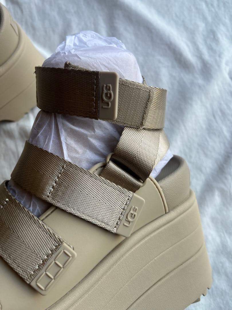 UGG 厚底サンダル　GOLDENRISE