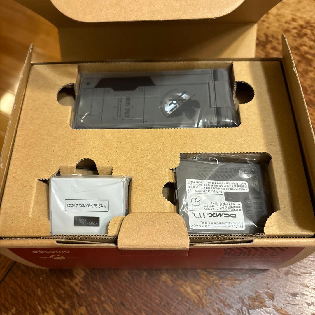 SH-06A NERV 本体と付属品