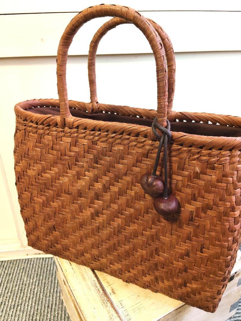 山葡萄かごバッグ（内布付き）と胡桃のオーナメント