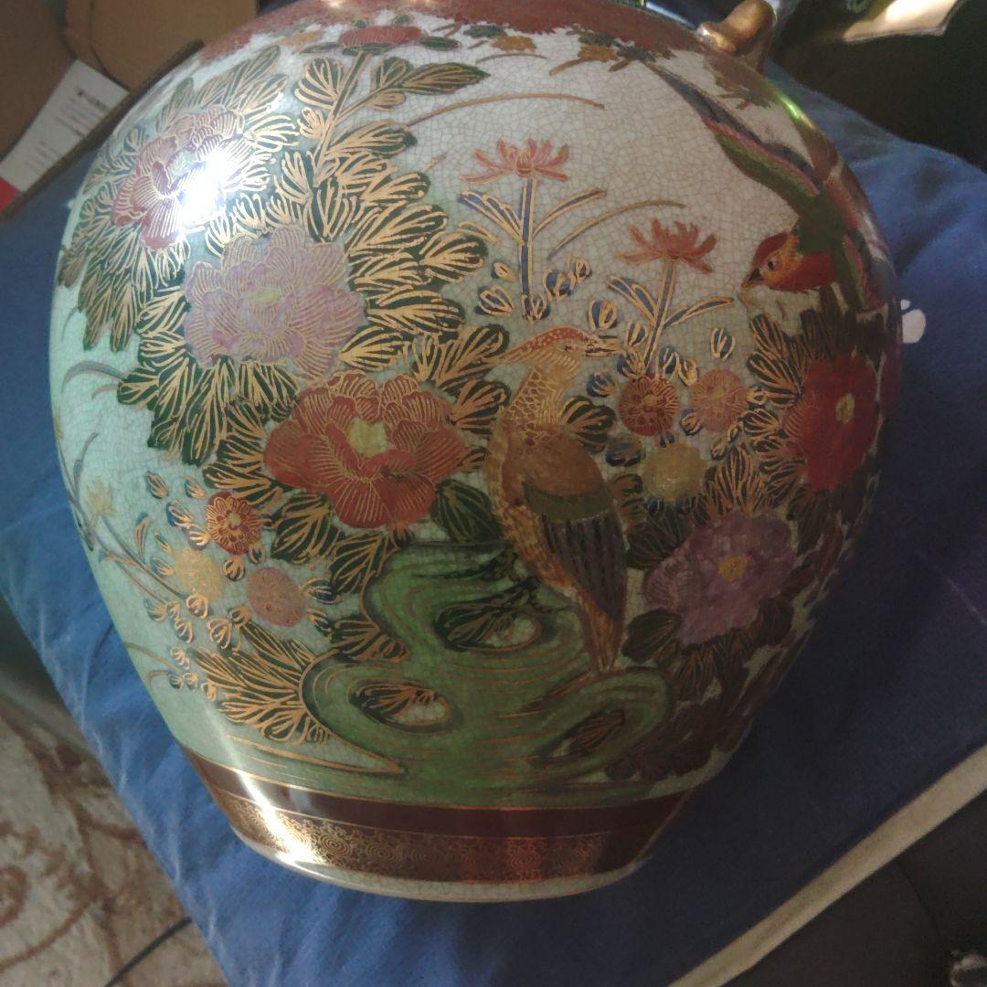 金彩装飾の陶器の丸型壺