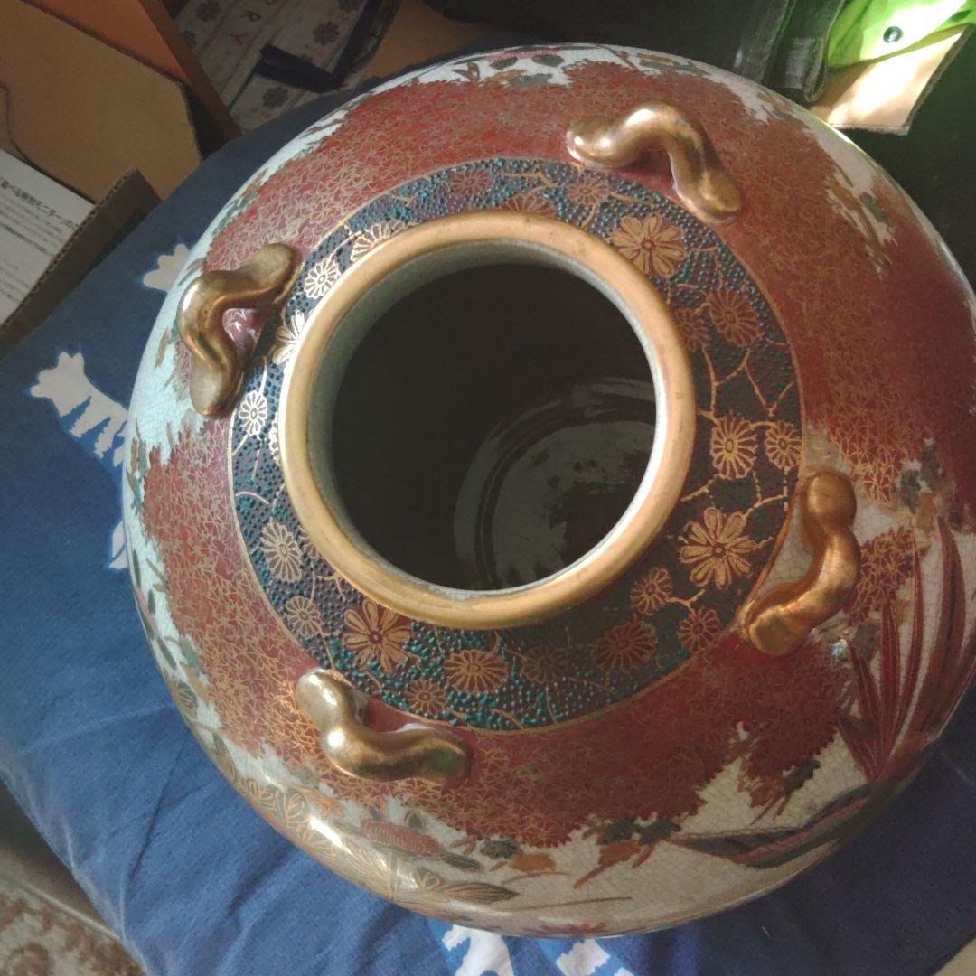 金彩装飾の陶器の丸型壺