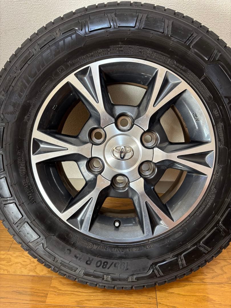 トヨタ　ハイエース　純正アルミ　ミシュランAGILIS3 ナット有り
