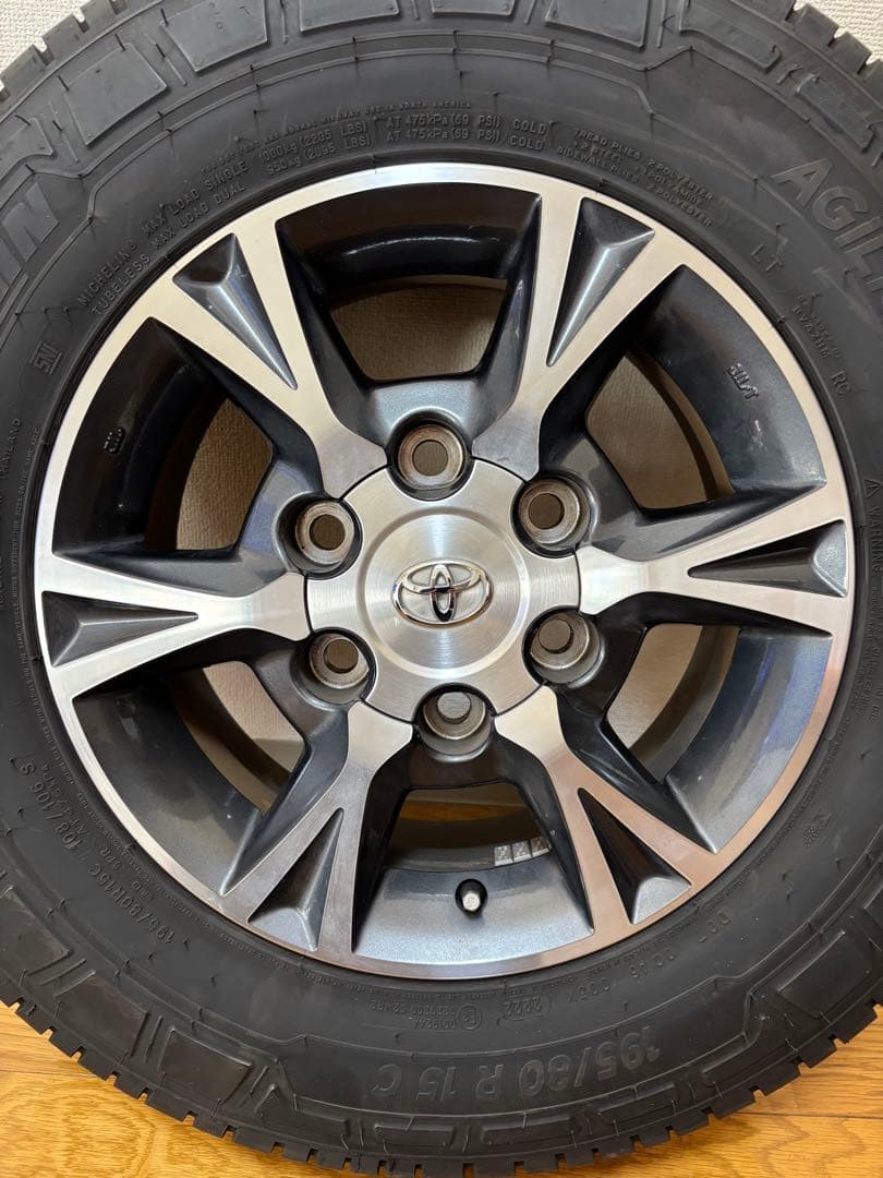 トヨタ　ハイエース　純正アルミ　ミシュランAGILIS3 ナット有り
