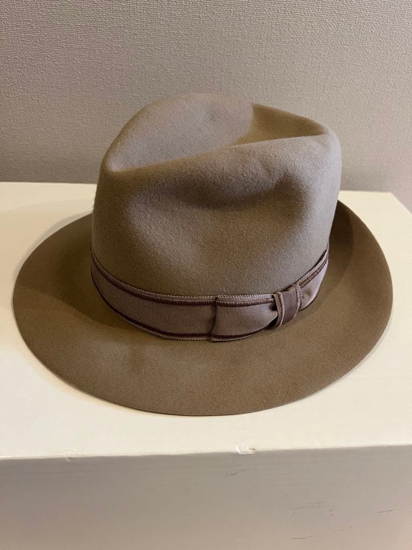 タカヒロミヤシタザソロイスト　ノーブルドハット　キジマタカユキ　グレージュ