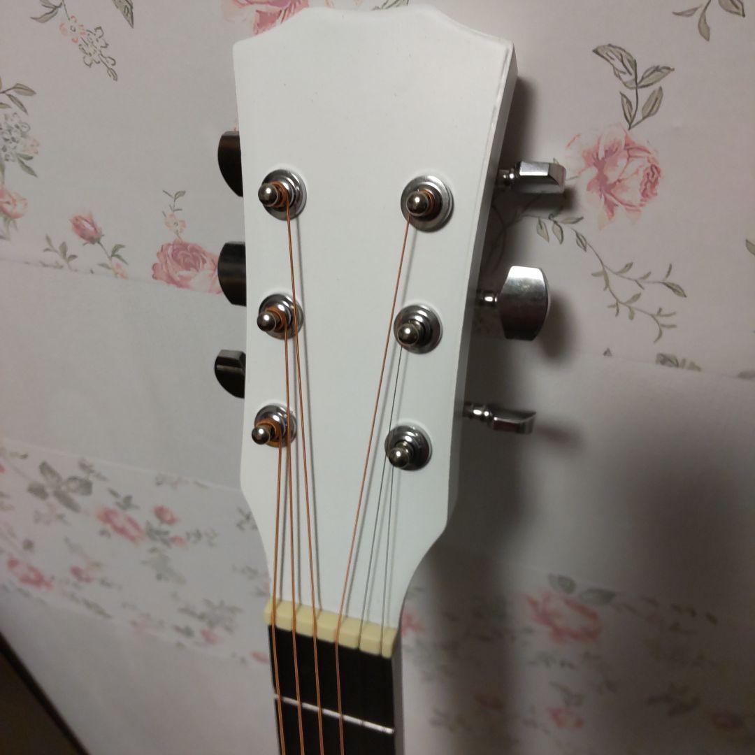 新品！ホワイトカッタウェイアコースティックギター、ソフトケース、付属品付