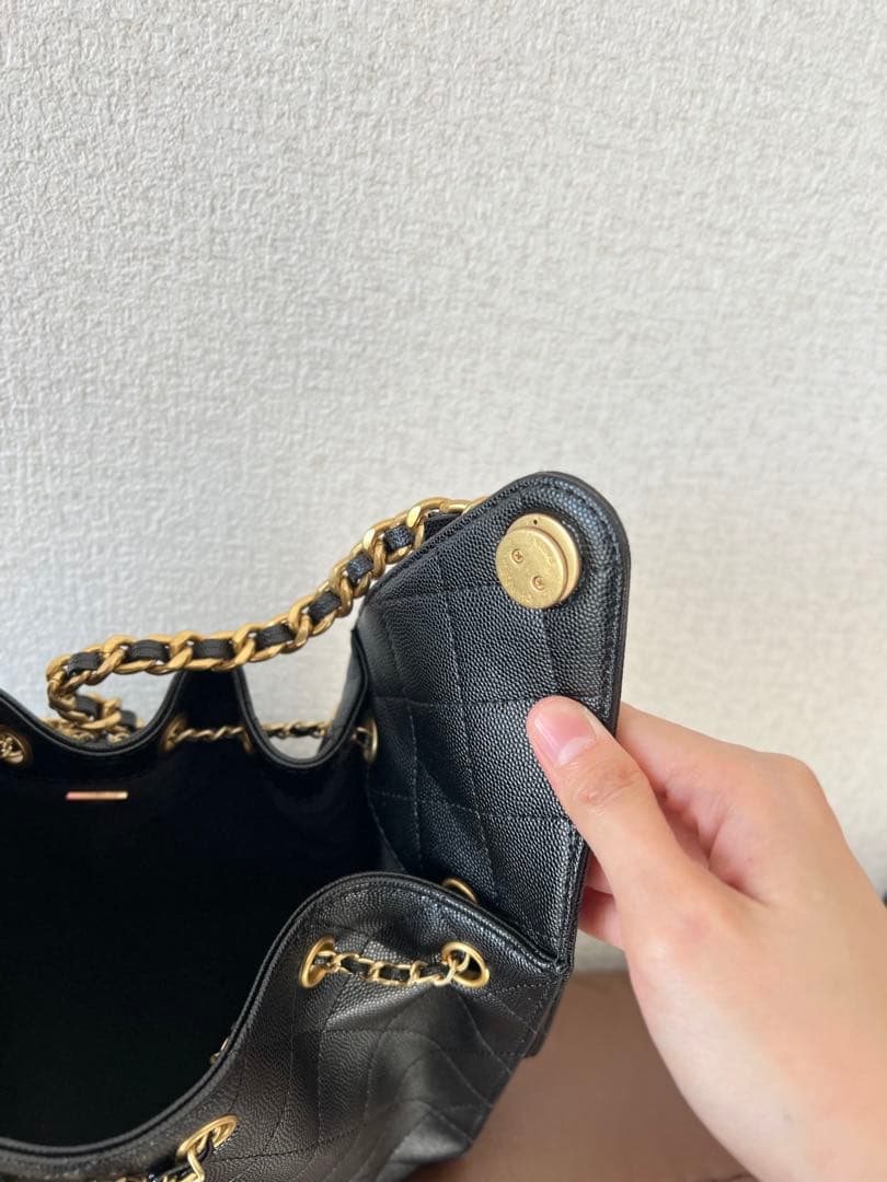 ゴールドチェーンが付いたブラックのキルティングレザーショルダーバッグ。