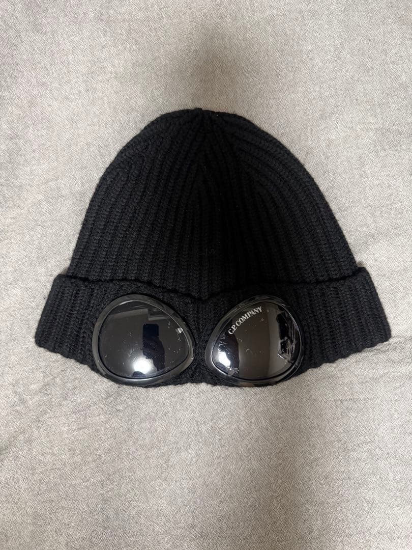 C.P. COMPANY ゴーグル付き ニット帽 ブラック