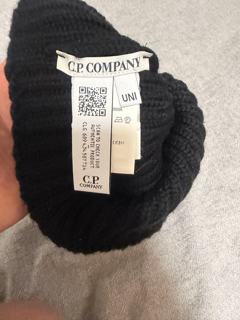 C.P. COMPANY ゴーグル付き ニット帽 ブラック