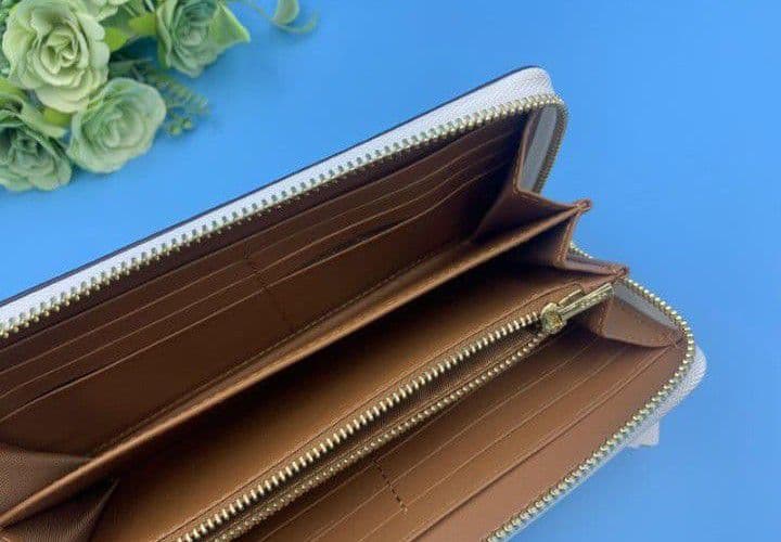 新品未使用コーチ長財布レディースホワイトシグネチャーロングジップ送料無料即日発送