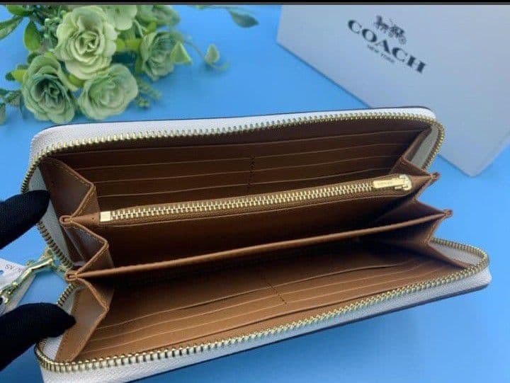 新品未使用コーチ長財布レディースホワイトシグネチャーロングジップ送料無料即日発送