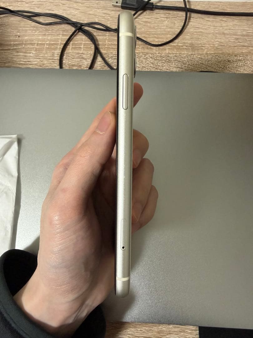 21年製 iPhone 11 128GB ホワイト修理歴なしバッテリー交換なし