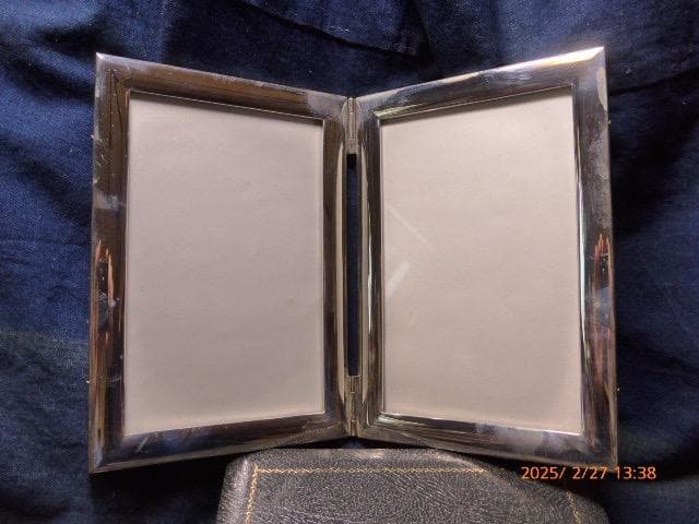 高級銀器のUYEDA扱いのスターリングシルバーの２つ折りの額です。元箱、栞つき、