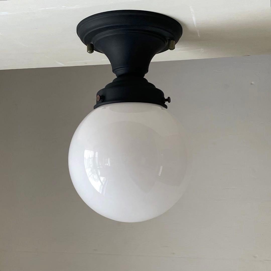 古い乳白ガラスランプ　天井照明　レトロ　アトリエランプ　アンティーク