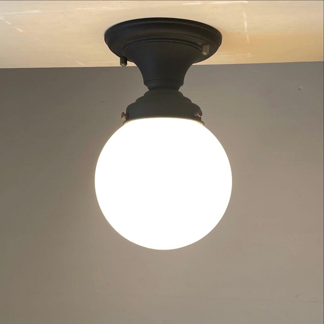 古い乳白ガラスランプ　天井照明　レトロ　アトリエランプ　アンティーク