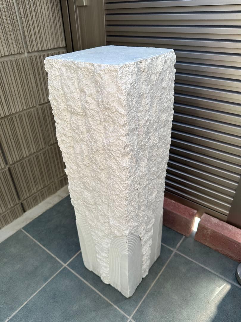 石のサイドテーブル