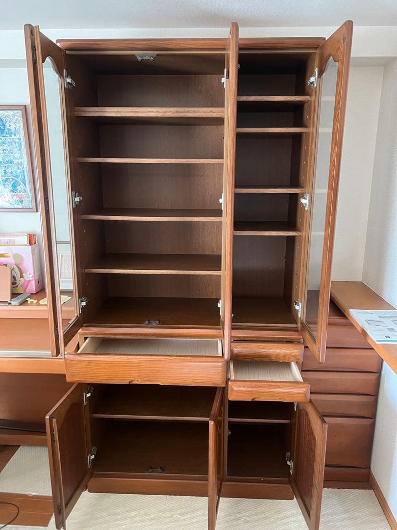 ブラウン木製食器棚 ガラス扉付き