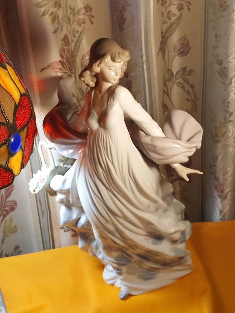 専用です。 LLADRO、春の輝き。ドレスの美しさ。バスケットの花が魅力。