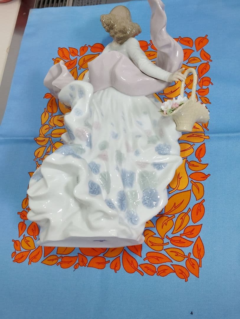 専用です。 LLADRO、春の輝き。ドレスの美しさ。バスケットの花が魅力。