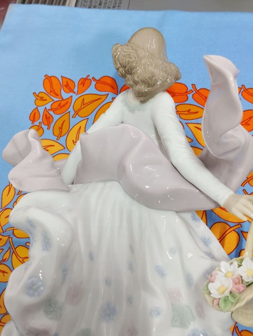 専用です。 LLADRO、春の輝き。ドレスの美しさ。バスケットの花が魅力。