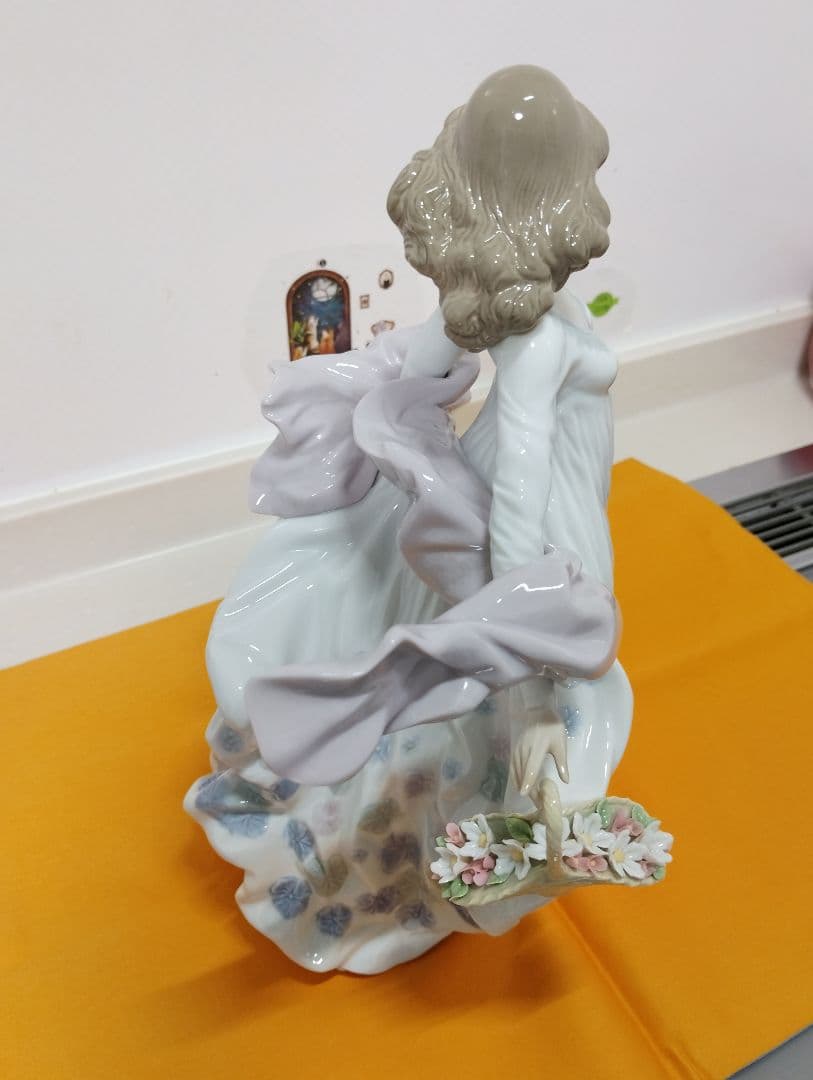 専用です。 LLADRO、春の輝き。ドレスの美しさ。バスケットの花が魅力。