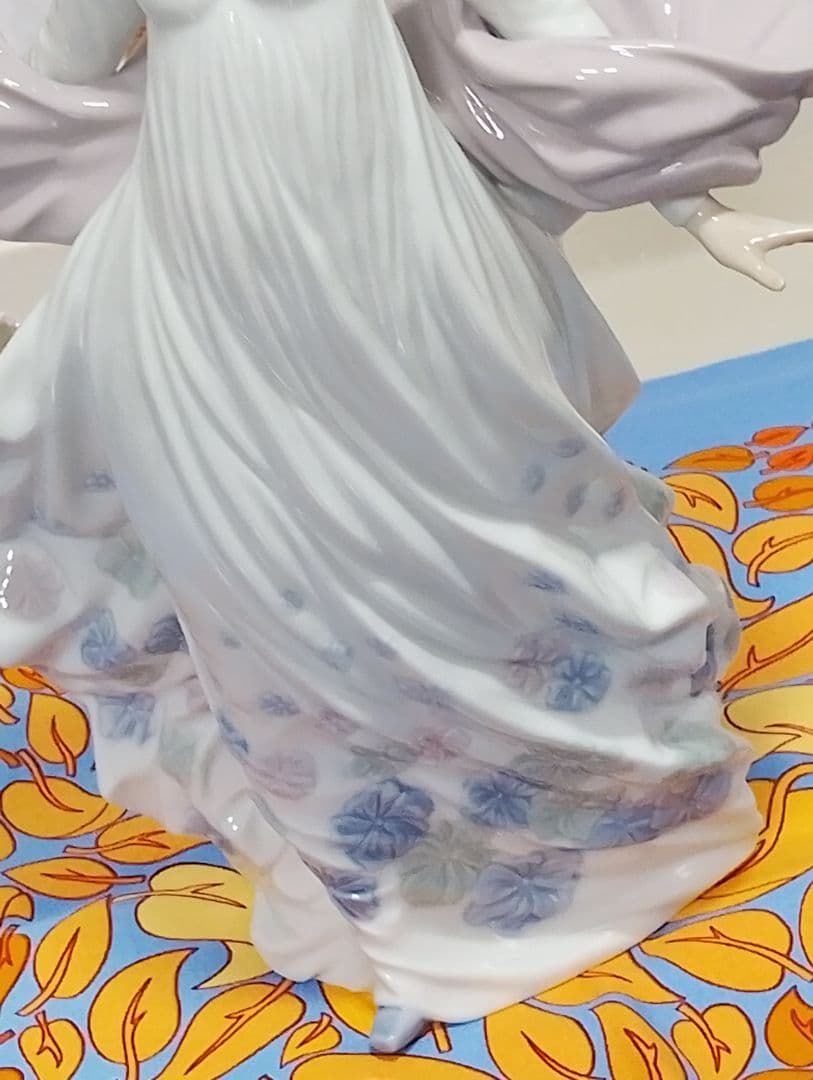 専用です。 LLADRO、春の輝き。ドレスの美しさ。バスケットの花が魅力。