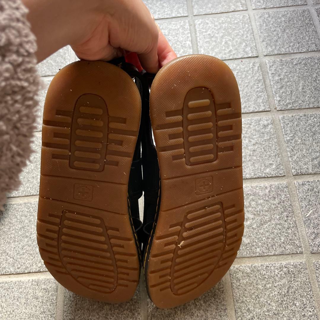 フリンジ付きブラックサンダル　ドクターマーチン