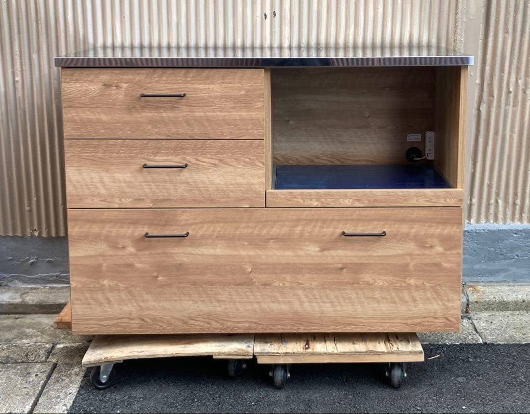 ヴィンテージ調ステンレス天板のキッチンカウンター