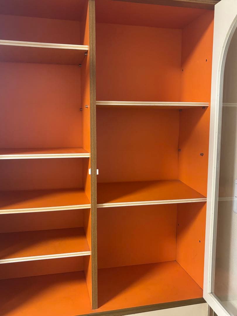 昭和レトロポップ　食器棚 アーチ型ガラス扉　オレンジ