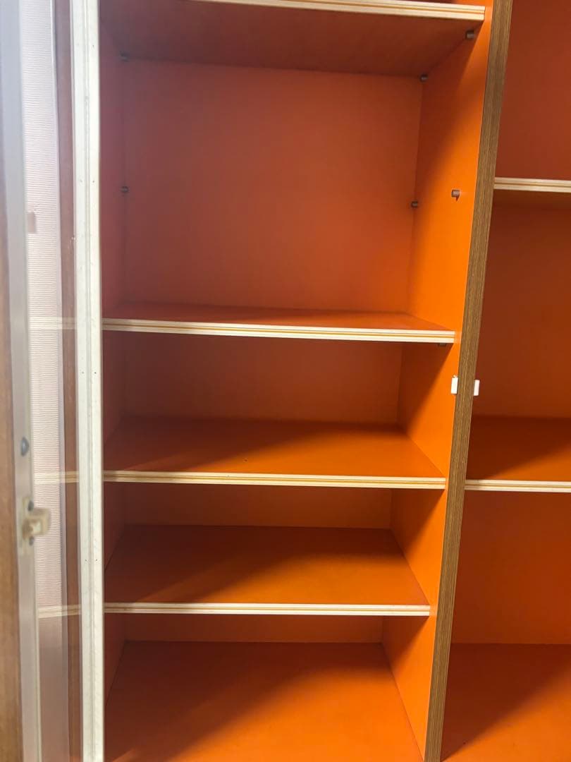 昭和レトロポップ　食器棚 アーチ型ガラス扉　オレンジ