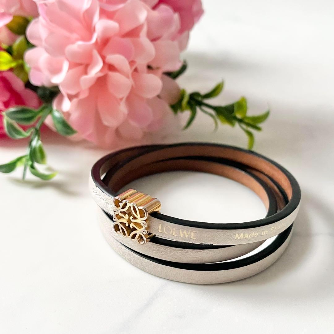 ロエベ アナグラム ツイストバングル カーフ ブレスレット レザー ホワイト