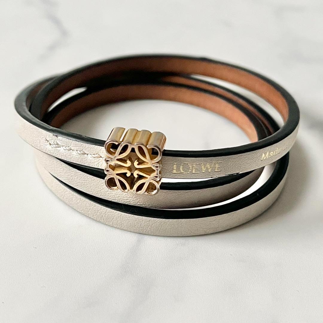 ロエベ アナグラム ツイストバングル カーフ ブレスレット レザー ホワイト