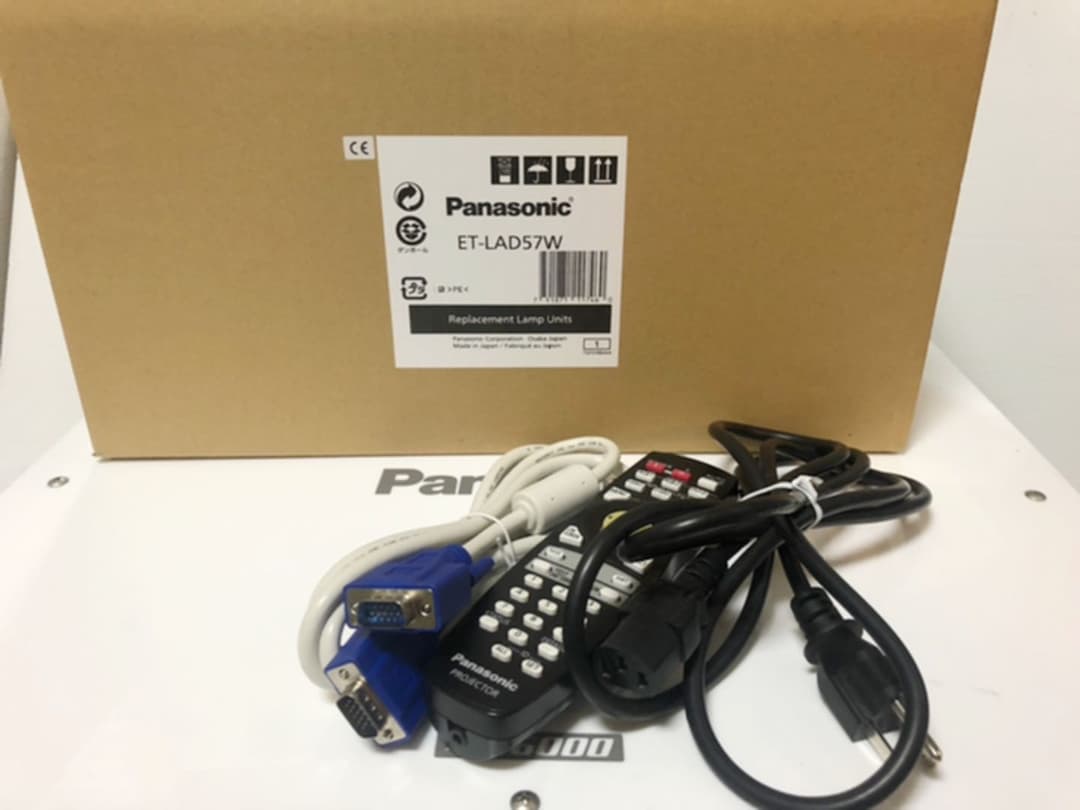 Panasonic プロジェクター　6000lm 未使用純正ランプ2灯付き