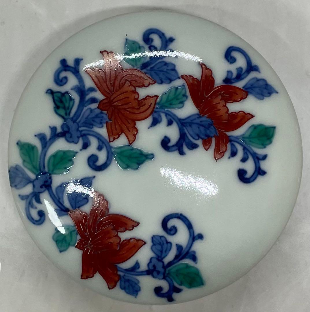 人間国宝　十三代　今泉今右衛門　色鍋島唐花文　香合　四方桟共箱　共布2枚　J17