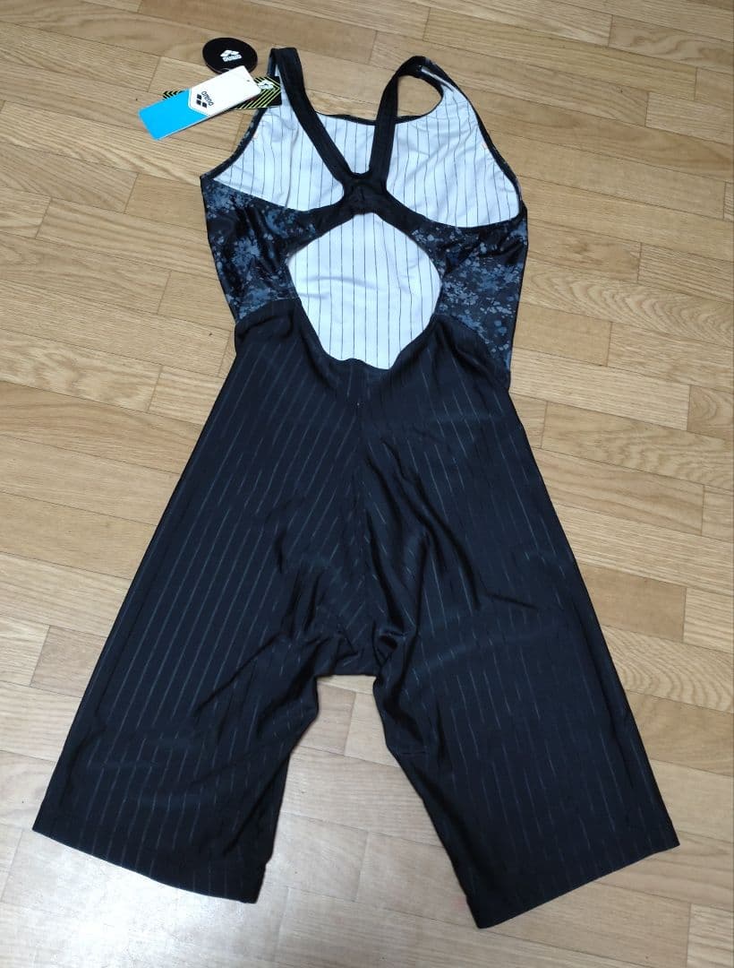 arena スポーツ用水着　新品