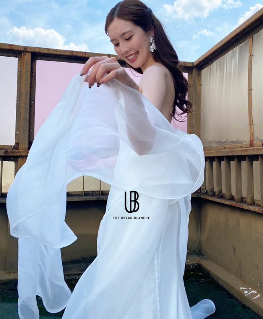 ホワイトワンショルダーウェディングドレス