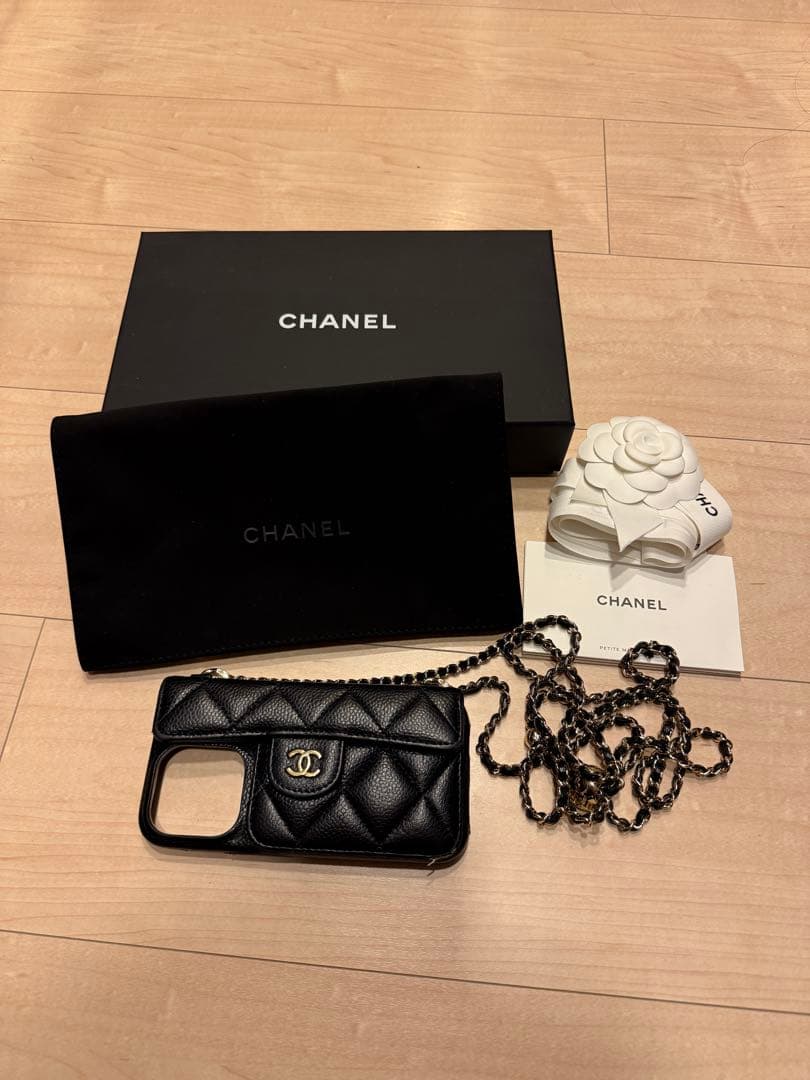 CHANEL iPhone14pro ゴールドチェーン付きカバー