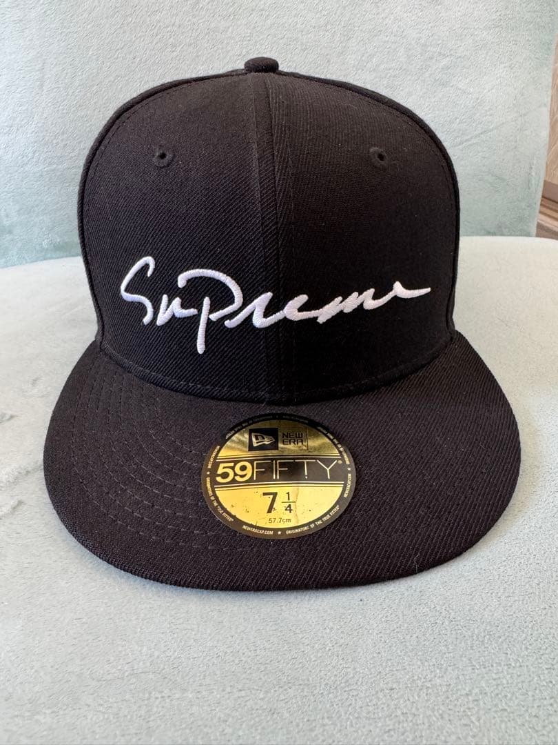 ニューエラ × Supreme クラシック スクリプトロゴ キャップ
