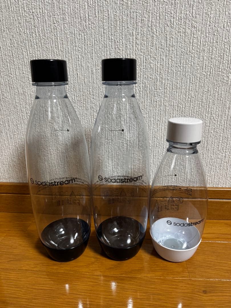 sodastream 炭酸水メーカー 黒色 ガスボンベ4本付き