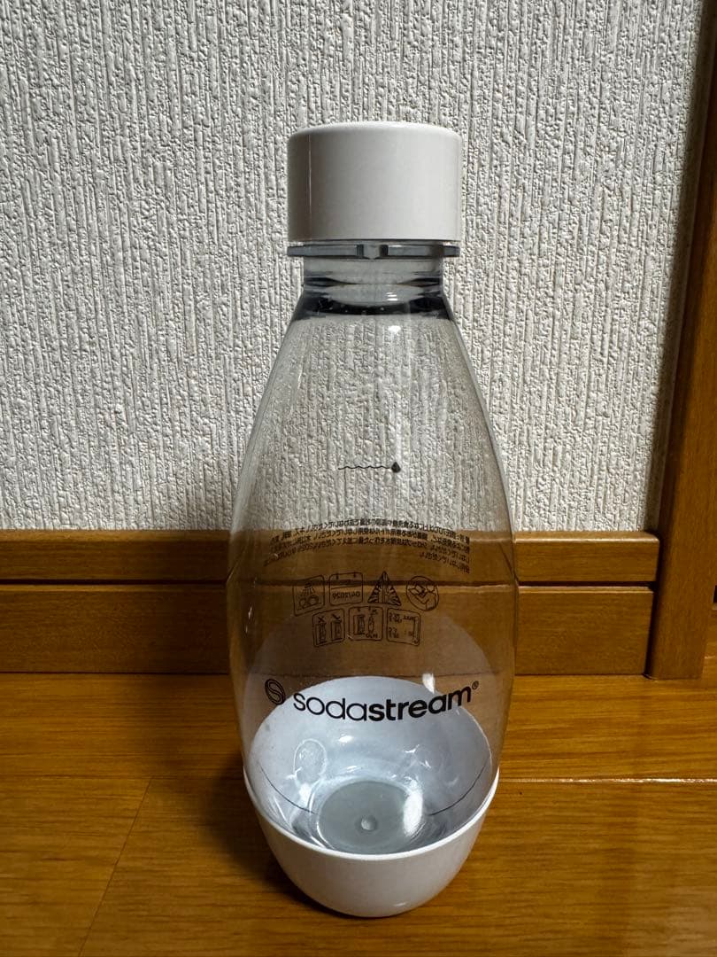 sodastream 炭酸水メーカー 黒色 ガスボンベ4本付き
