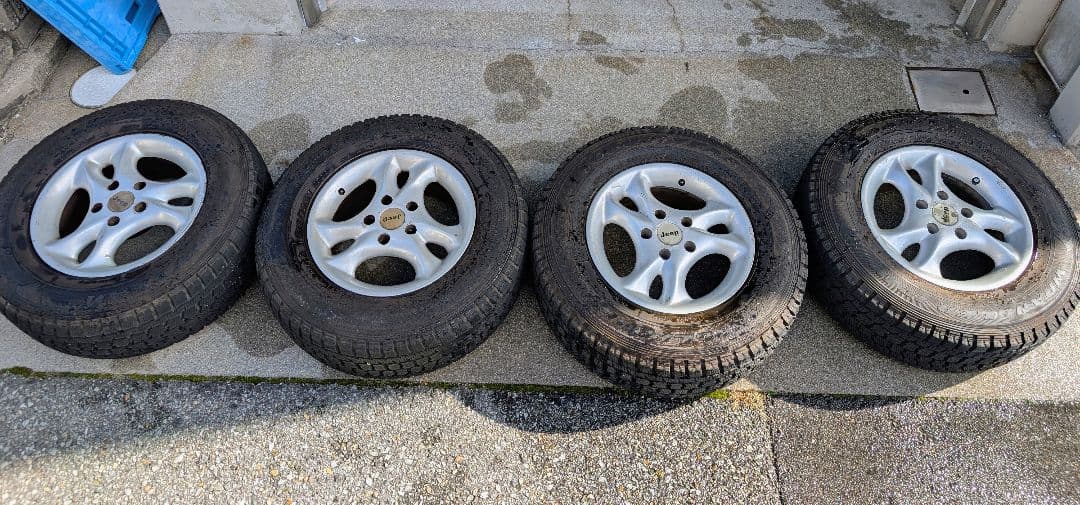 Jeep cherokee XJ 15インチ 純正ホイール スタッドレスタイヤ