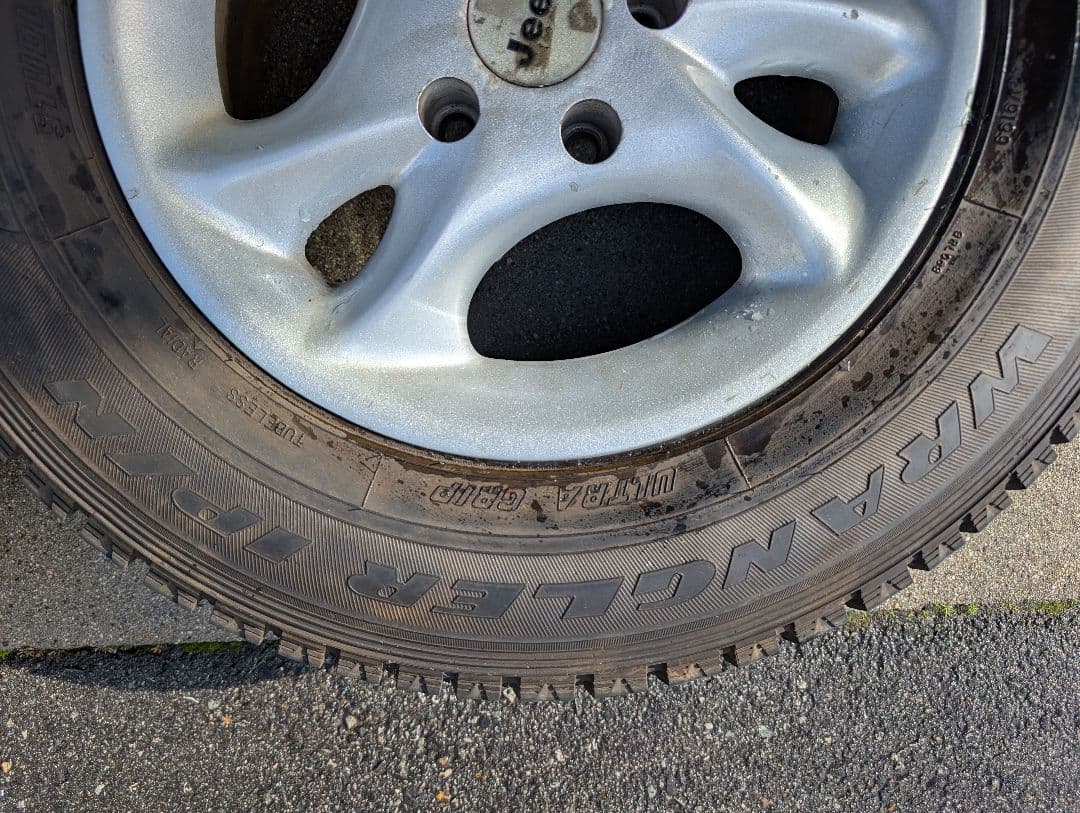 Jeep cherokee XJ 15インチ 純正ホイール スタッドレスタイヤ