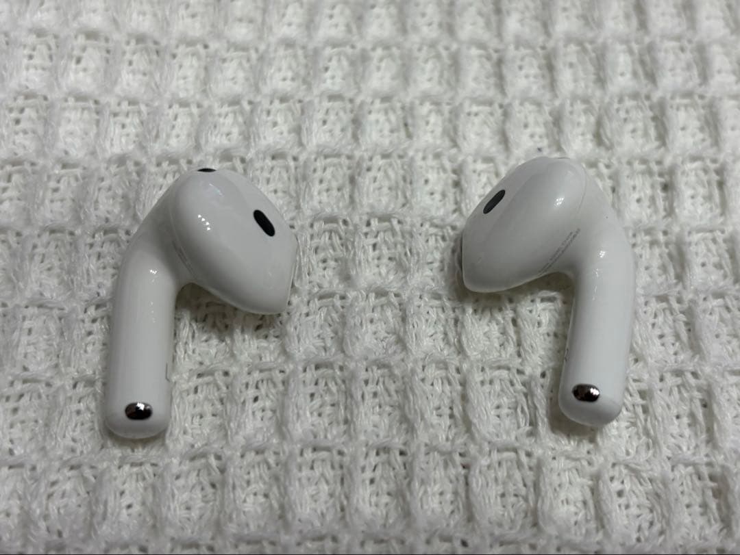 【美品】Apple AirPods 4 ワイヤレスヘッドフォン