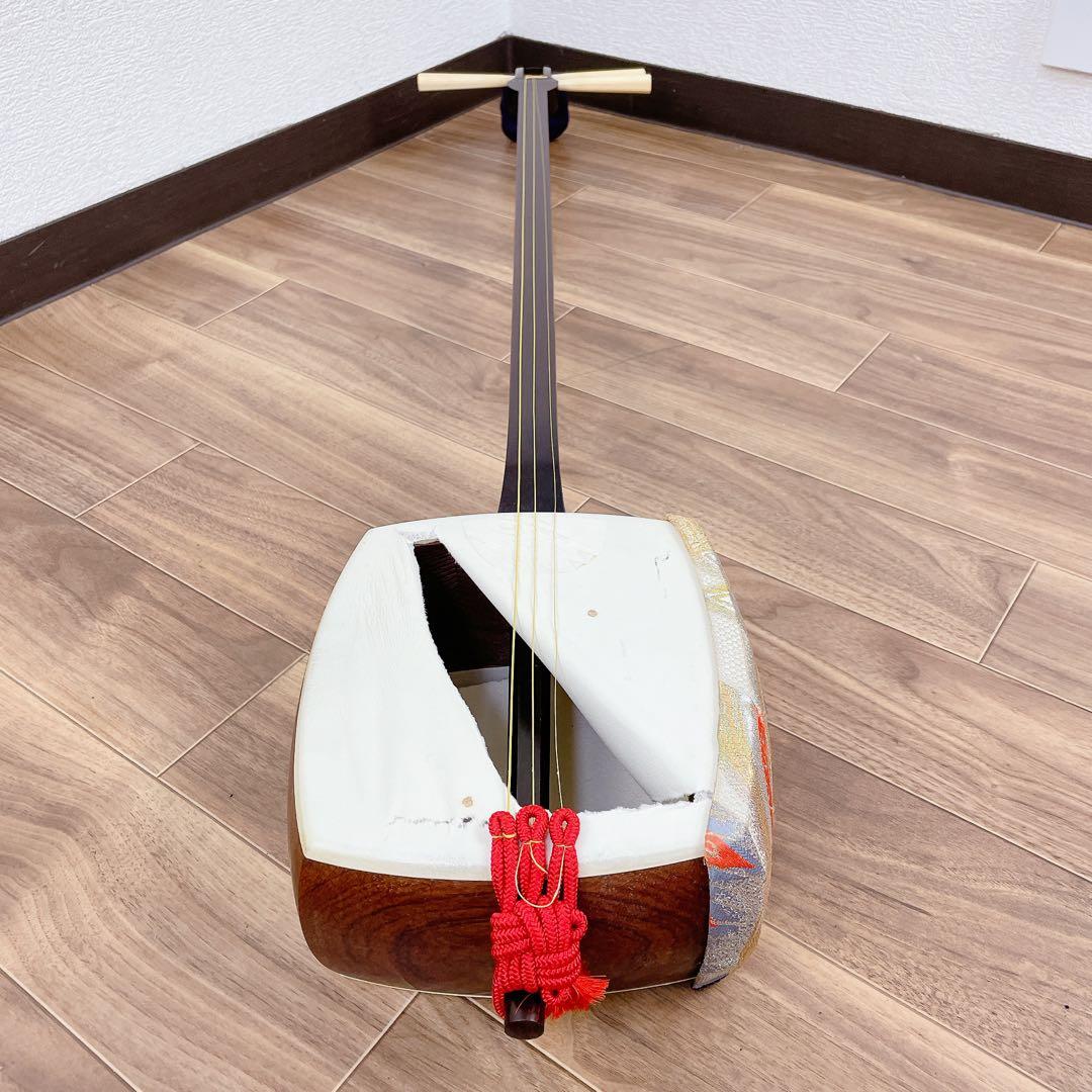 三味線 細棹 金細 K18 二本溝 虎トチ紅木 子持ち綾杉胴 天然素材糸巻き