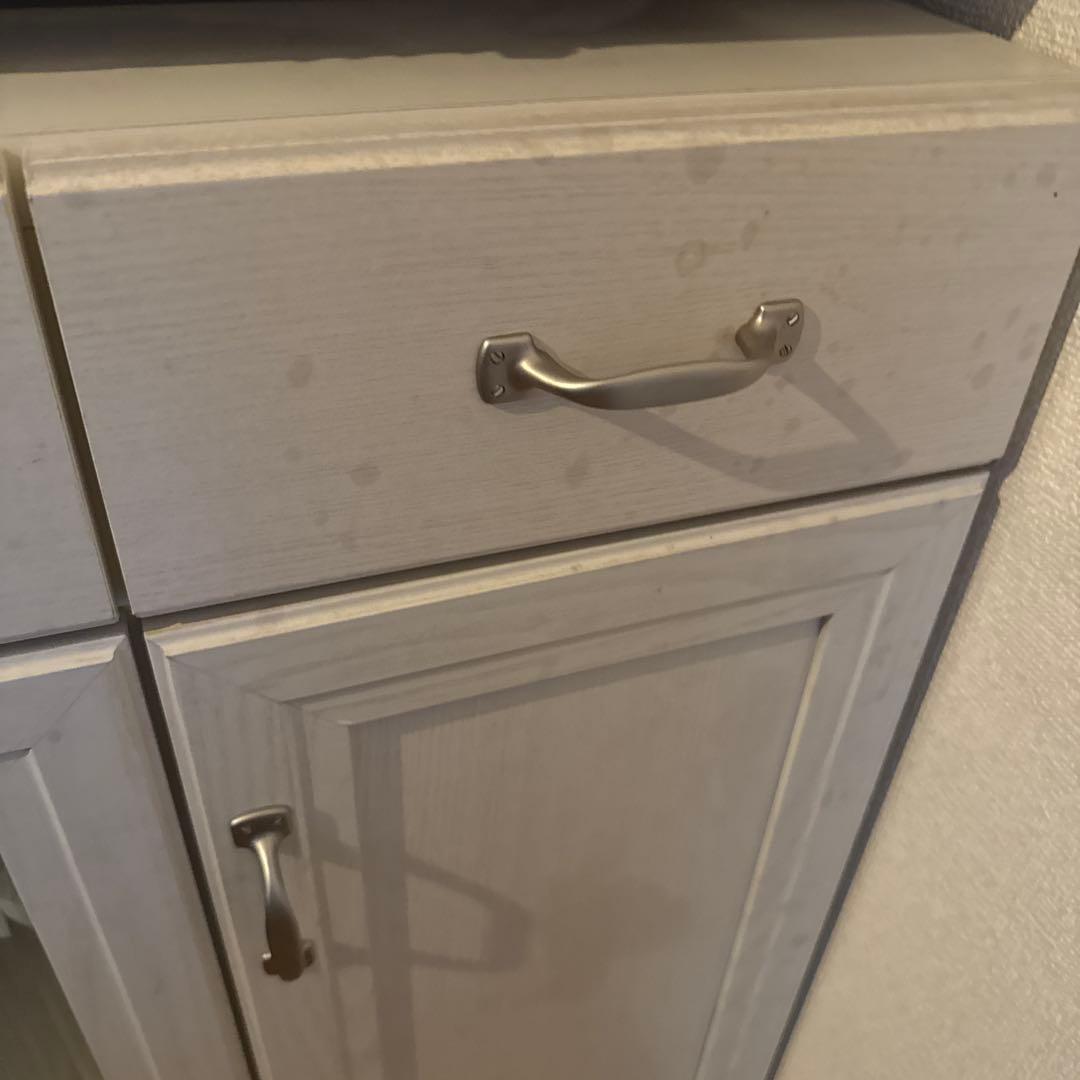 LOVE郷敦様5/1取り置き：カントリー風　食器棚　キャスターつき　ホワイト