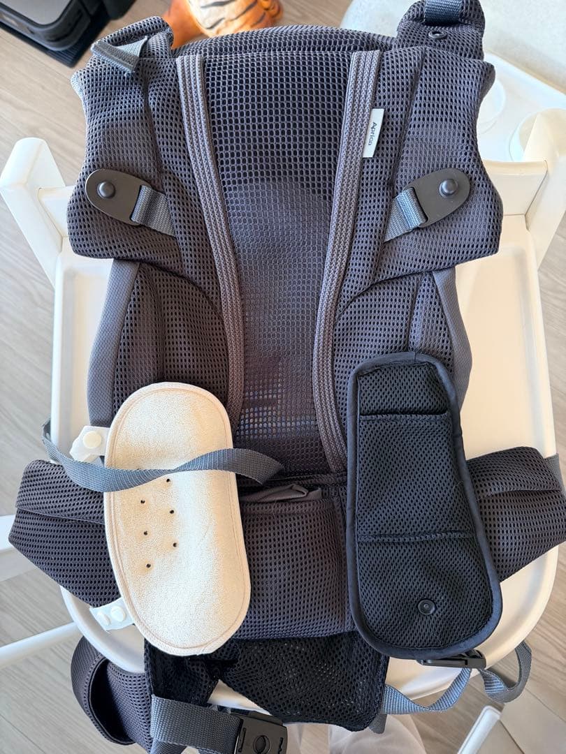 Aprica メッシュ抱っこ紐 グレー　ラクリス